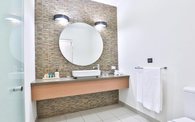 Indulge Apartments - Ontario