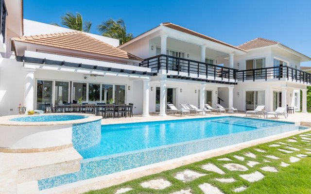 Luxury Villas in Cocotal for Large Group