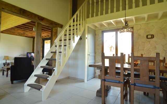 Modern Holiday Home near Forest in Burgundy