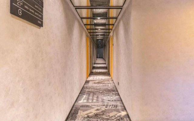 Qianggie Hotel Shanghai Weining Road subway station