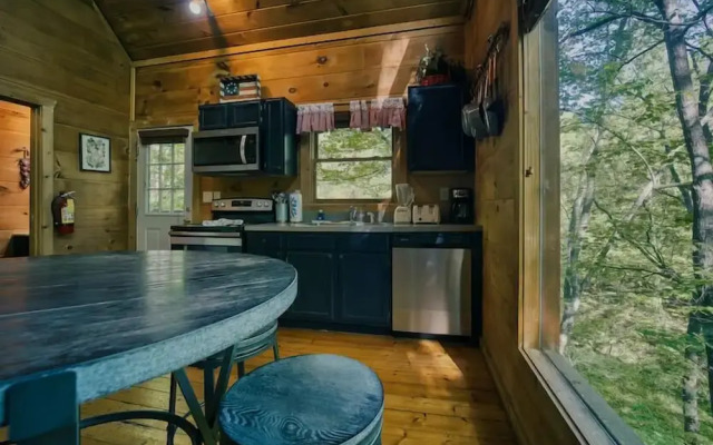 Cabin in Nature w/ Hot Tub & Games!