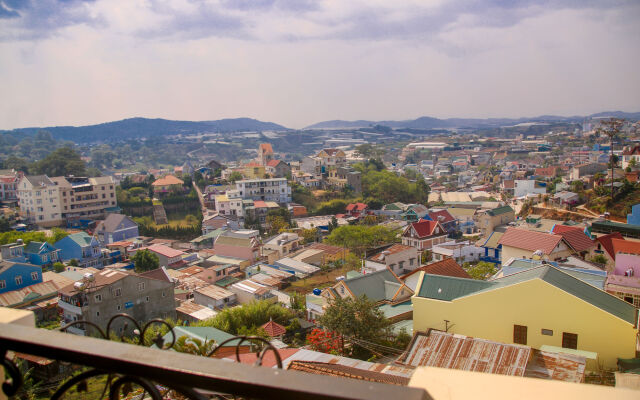 Le Petit Paris Hotel Dalat