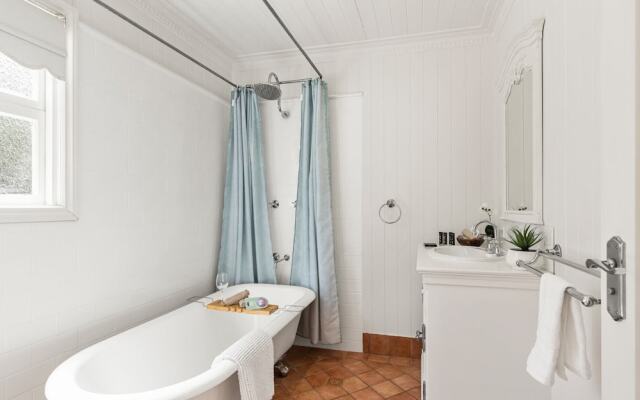 Family Home in Balmoral - Family Stays