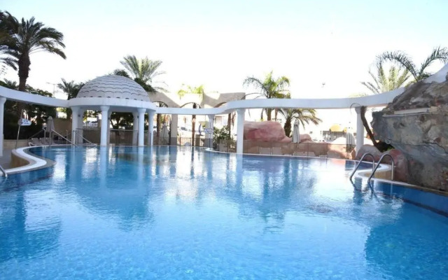 Sunny 3BR Apartment Golf Residence