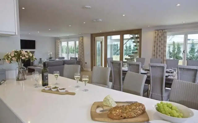 3 the Drive, Hillfield Village