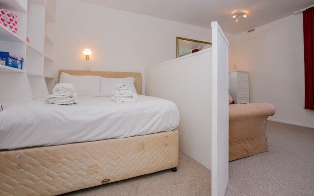 Studio Apartment in Putney With Balcony Sleeps 2