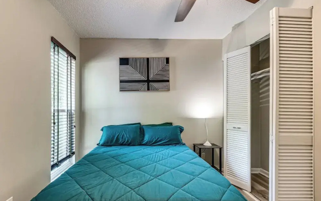 Pet-friendly Raleigh Townhome Near Medical Centers