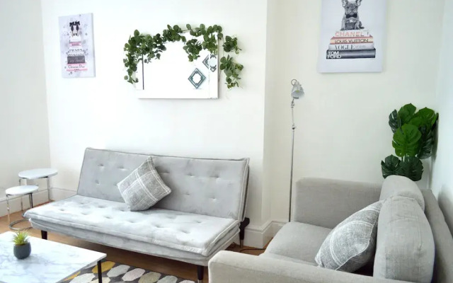 Beautiful Two-bed Apartment With Driveway Parking
