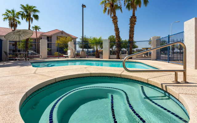 Days Inn by Wyndham Phoenix West