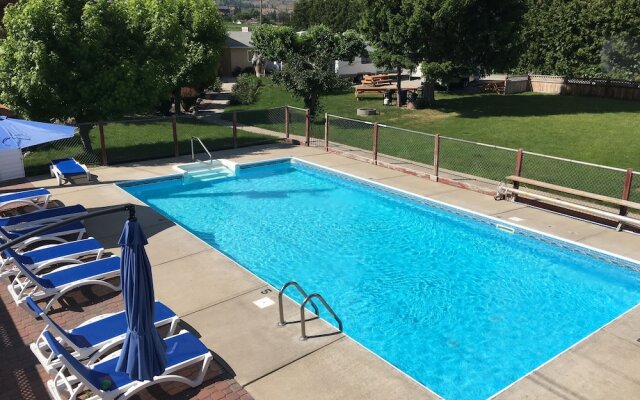 Maple Leaf Motel & RV Resort