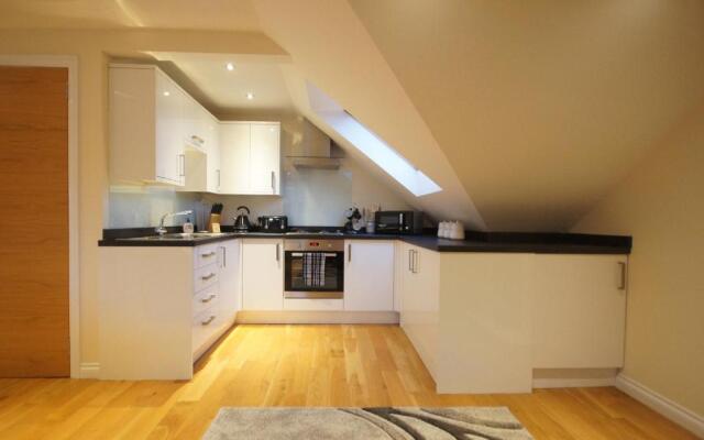 Modern, Cosy Apartment In Bearsden with Private Parking