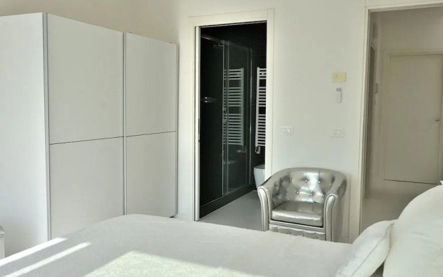 The White Apartment With Pool