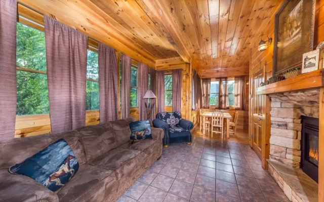 9 Bedroom Roscoe's Retreat by Hosteeva