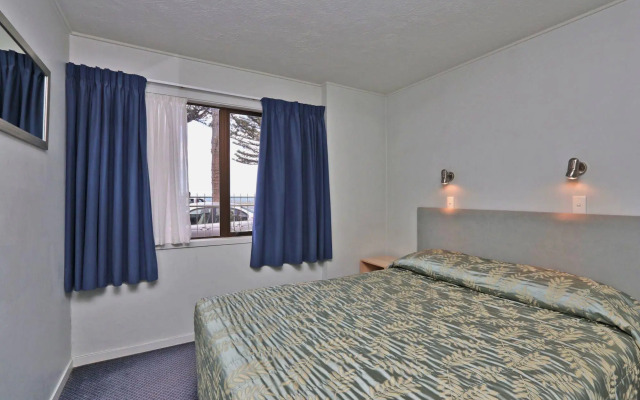 Edgewater Motor Lodge