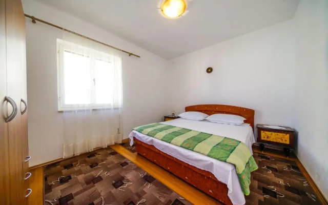 Apartments with a parking space Postira, Brac - 18472