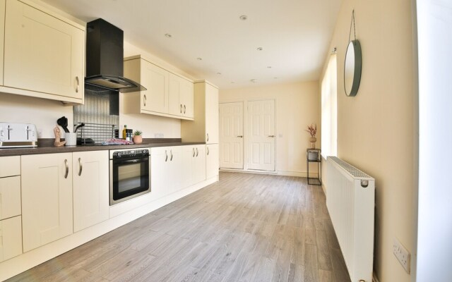 Tranquil 3-bed Home in Cardiff