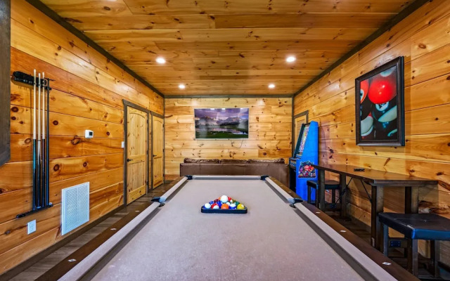Mountain Skyy 3 Bedroom Cabin by RedAwning