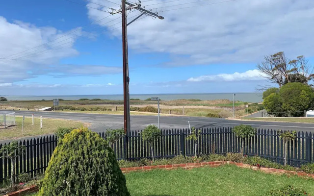Milang Lakefront Retreat