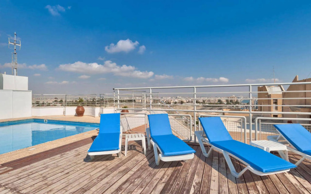 Mackenzie Beach Hotel & Apartments