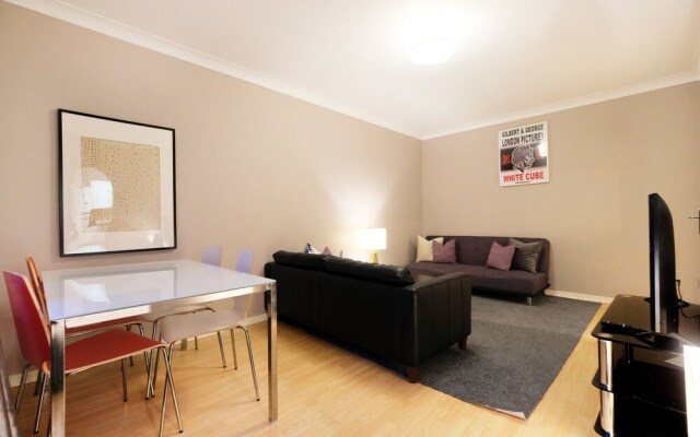 Bright and Spacious Flat in London - Sleeps 4