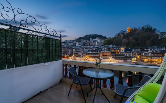 Stay at Maomao River View Homestay (Beimen Wharf Branch) – Balcony – Xiangxi