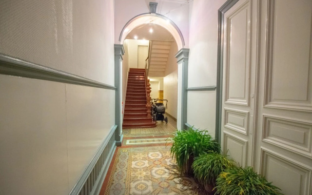 Tolstov-Hotels Large Central Apartment