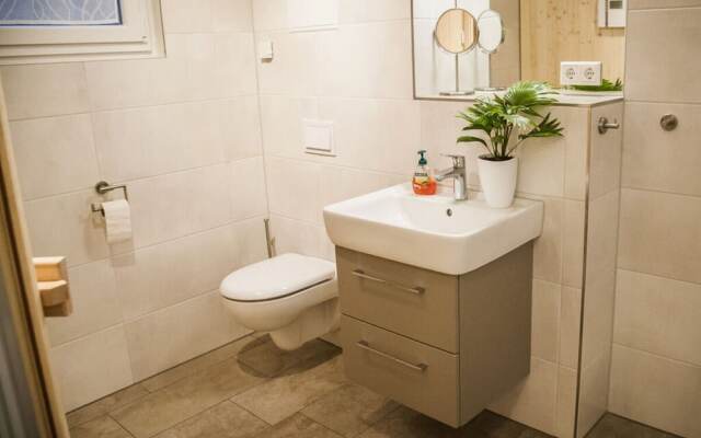 Large Haussee Modern Retreat