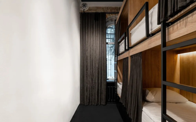 Globe Runner Hotel & Hostel