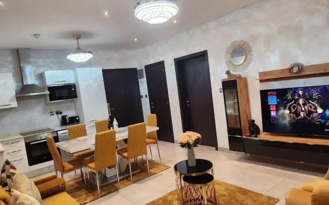 Impeccable & Cozy Gem-5 Star Location - Pools, Gym