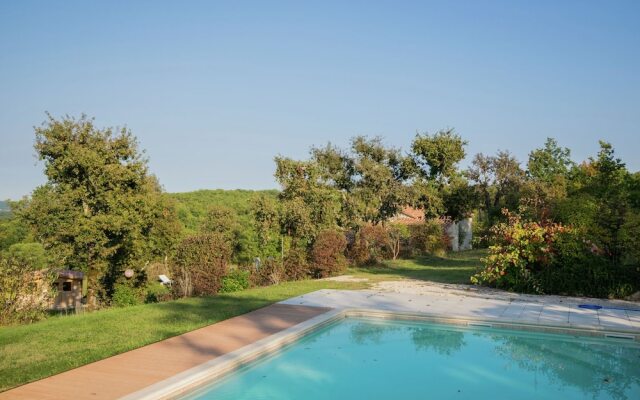 Beautiful Holiday Home in Mauroux with Swimming Pool