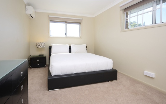 Family Coastal Retreat With Pool and Balcony Views — 2-star hotel in Woolgoolga