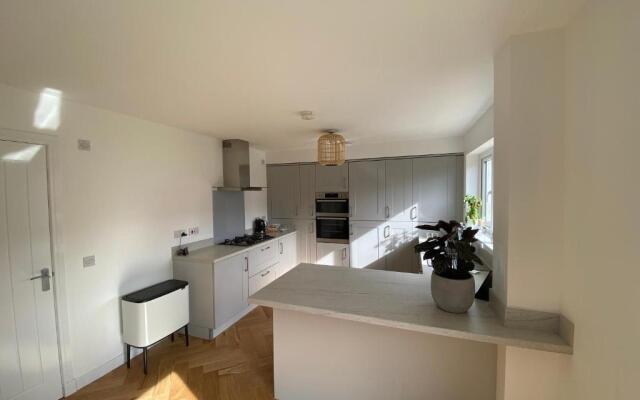 Luxury 4 bed detached 3 beds