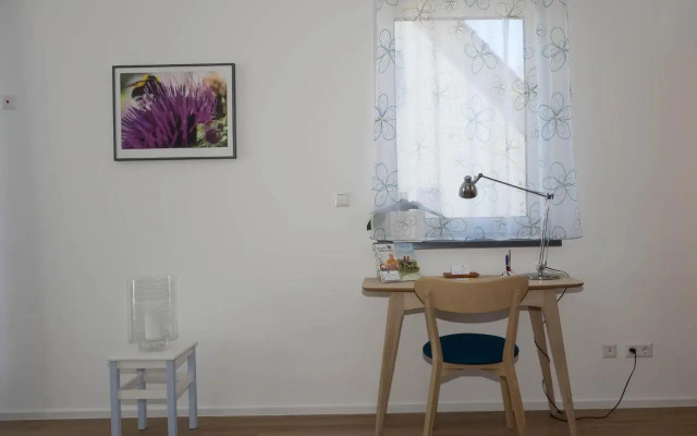 16Lilien Apartmentwohnung Gartenblick
