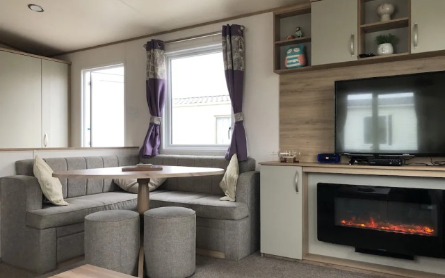 Excellent Caravan 2 Bedrooms Sleeps 6