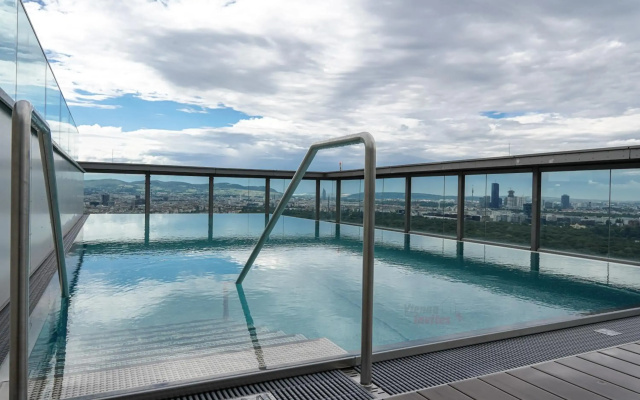 Amazing view over Vienna and infinity pool