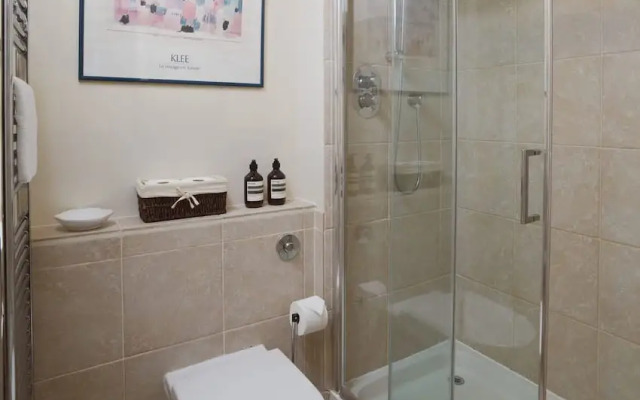 Colourful House 3 Bed Apt - Notting Hill