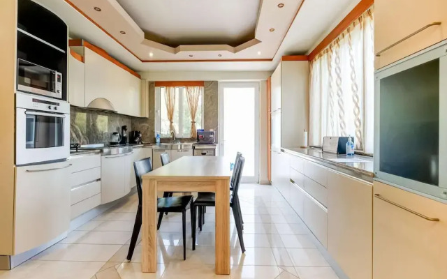 Beautiful Holiday Home With Private Pool