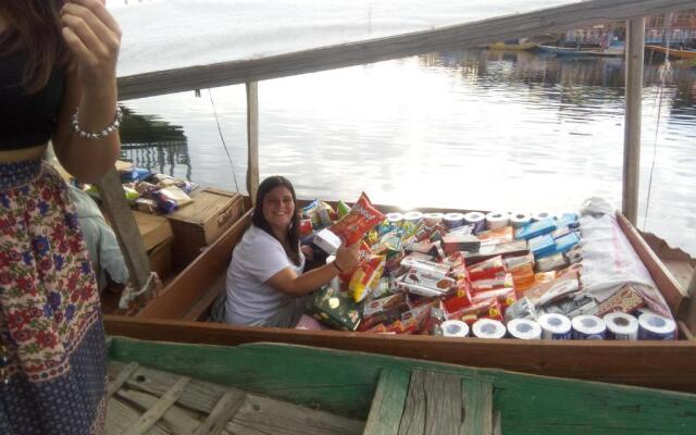 Houseboat Suzan