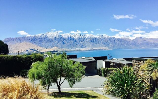 Spacious Townhouse Incredible Alpine Lake Views