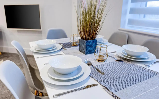 Raglan 3 Town Centre Modern Free Parking