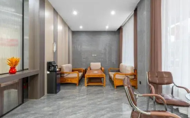 Tongchuang Ejia Chain Hotel (Gushi Xinhe Century City Store)