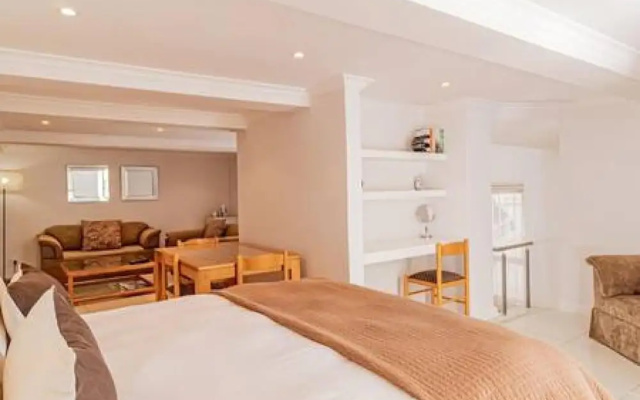 Lovely Holiday Home w Private Courtyard Six Selbourne