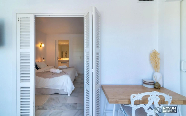 Modern 2 BDRM Apt with Sea Views and Pool