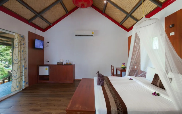 Phi Phi Long Beach Bungalow