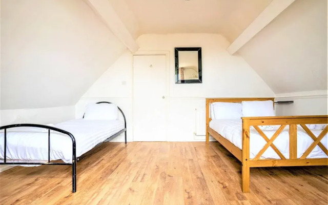 Travellers Stays In The Heart Of Orrell Park