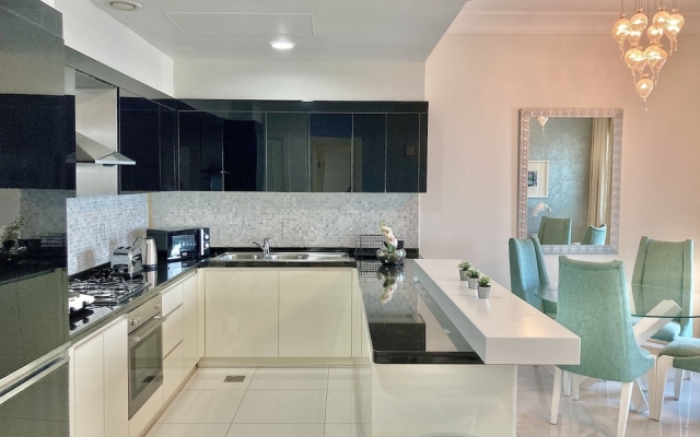 SuperHost - High-rise Chic Apt With Incredible Skyline Views