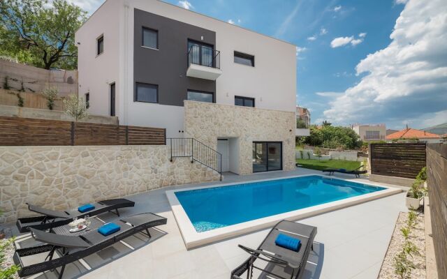 Villa Salt - 10 people, heated pool, Trogir, near beach & Split airport