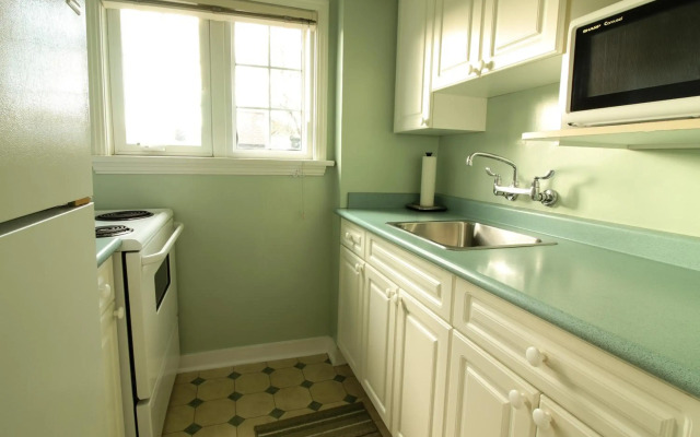James Bay Inn Hotel & Suites