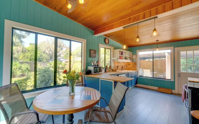 2 Mi to Riverwalk: Palmetto Gem w/ Fire Pit & BBQ