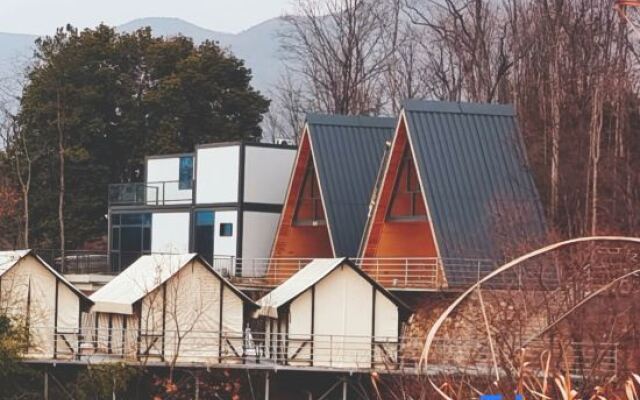 Yangxin Xiandao Lake Lihu Maple Moon Homestay